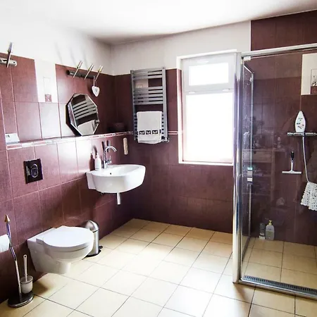 - Basen, Sauna, Balia, Jacuzzi, Dom Caloroczny W Szymbarku * Szymbark (Pomerania)