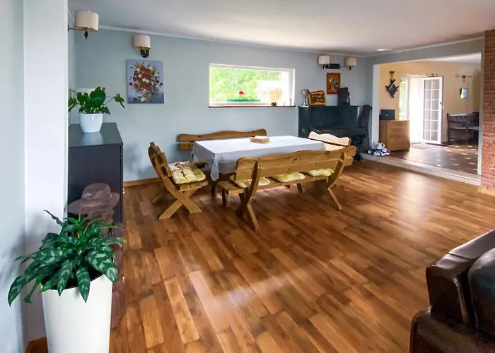 - Basen, Sauna, Balia, Jacuzzi, Dom Caloroczny W Szymbarku *