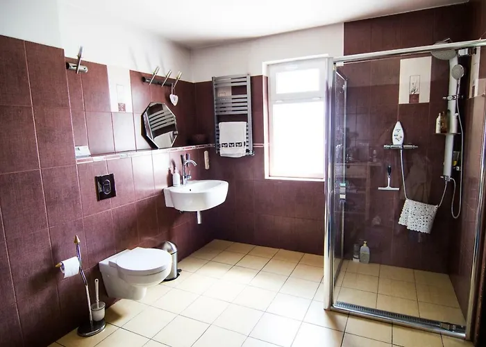 - Basen, Sauna, Balia, Jacuzzi, Dom Caloroczny W Szymbarku * Szymbark (Pomerania)